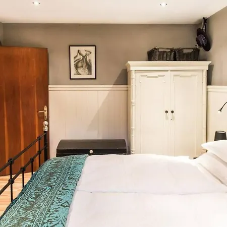 House Maharac With 3 15 Persons