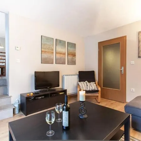 House Maharac With 3 Apartments Till 15 Persons