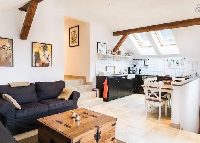 House Maharac With 3 15 Persons Kamno