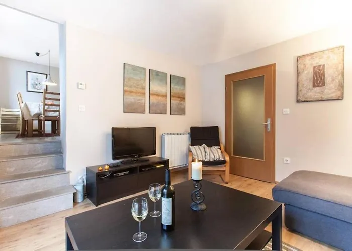 House Maharac With 3 15 Persons