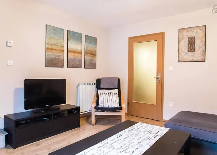 House Maharac With 3 15 Persons Kamno