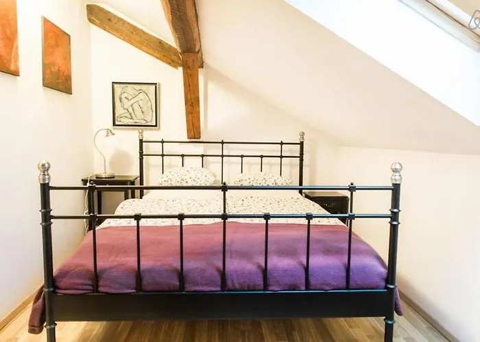 House Maharac With 3 15 Persons Kamno