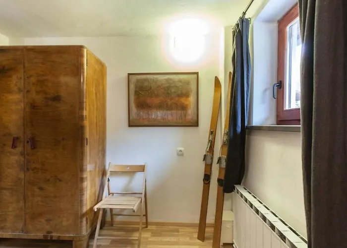 House Maharac With 3 15 Persons Kamno