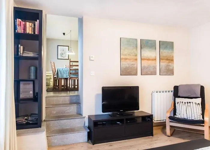 House Maharac With 3 15 Persons Kamno