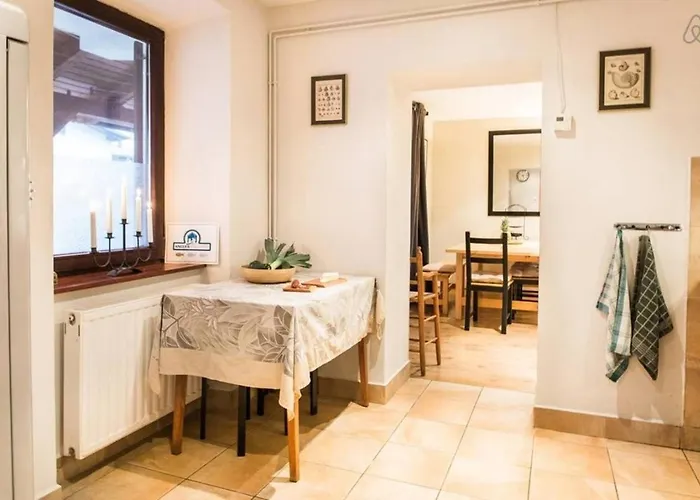 House Maharac With 3 15 Persons *