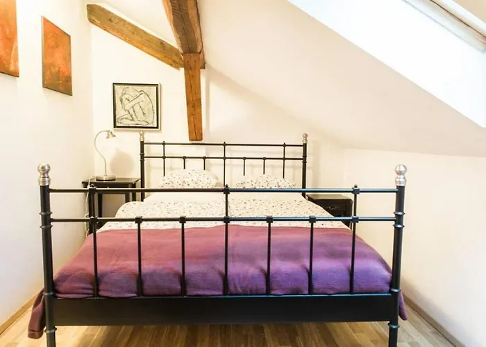 House Maharac With 3 15 Persons Kamno