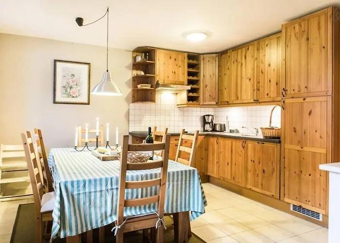 House Maharac With 3 15 Persons Kamno