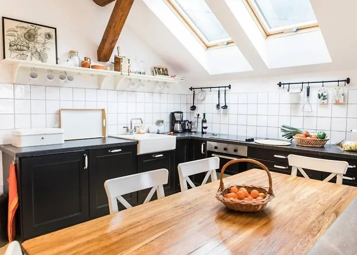 House Maharac With 3 15 Persons Kamno